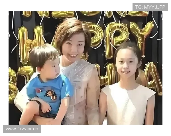 张怡宁穿睡衣出现在小区电梯，手里拎的包比我三个月工资还...